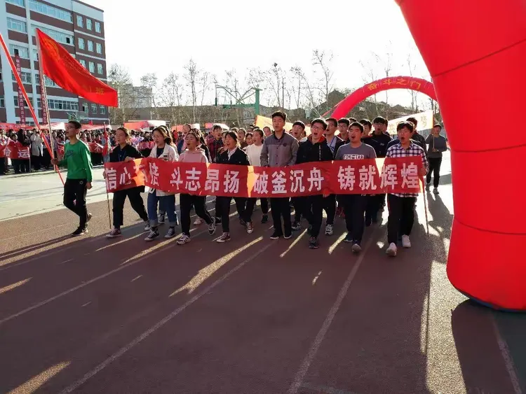 关于关键时刻斗志昂扬，球员拼尽全力争夺胜利的信息