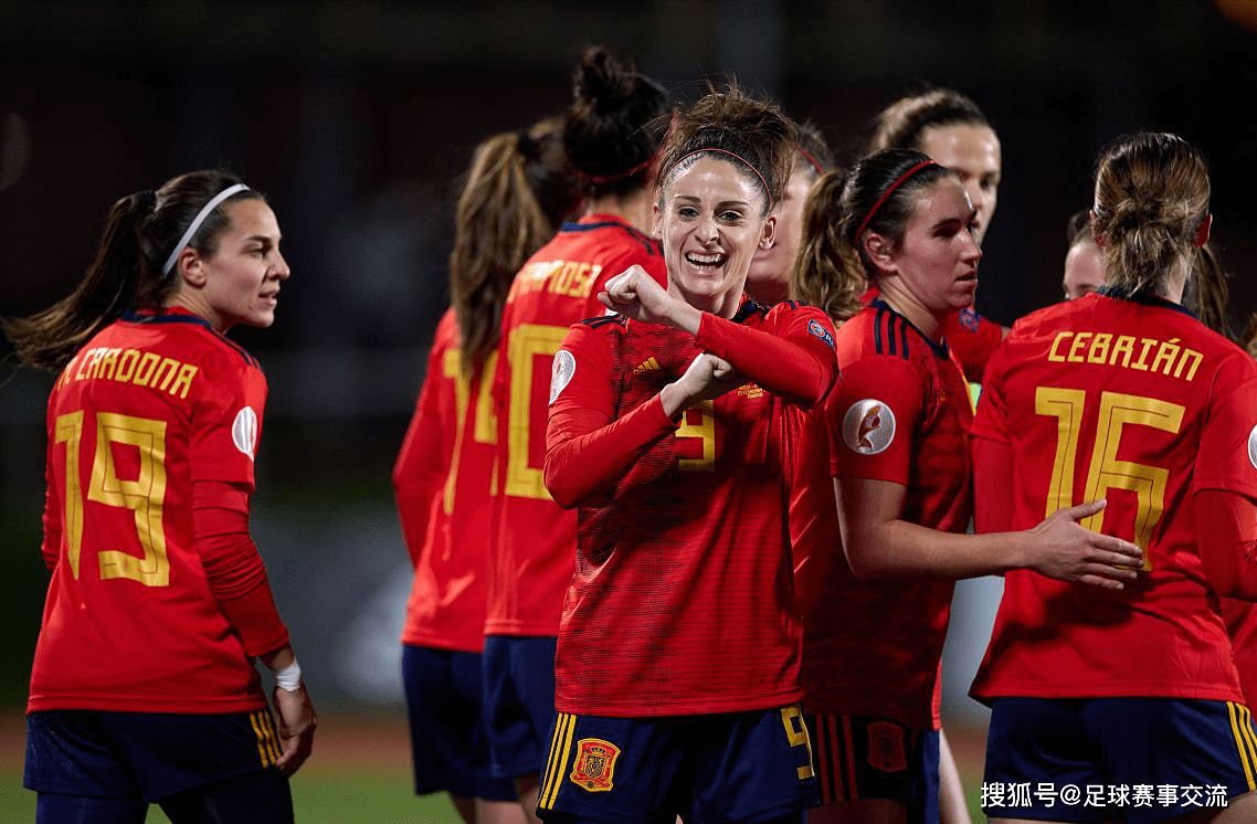 挪威女足队员勇夺比赛胜利，实力强劲