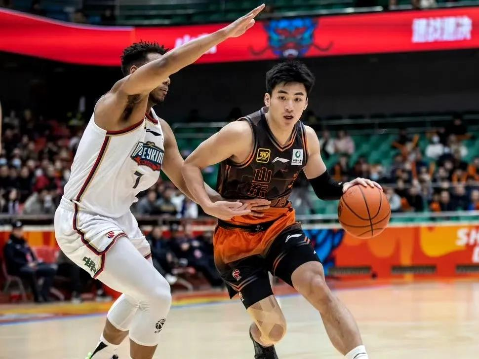 山东男篮遭遇江苏挑战,不敌对手攻势! 山东男篮遭遇江苏挑战,不敌对手攻势!