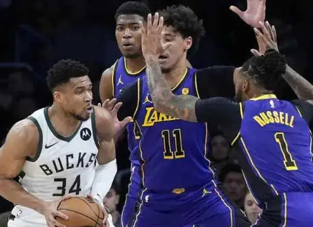 开云下载-雄鹿碾压尼克斯,拉塞尔制霸全场