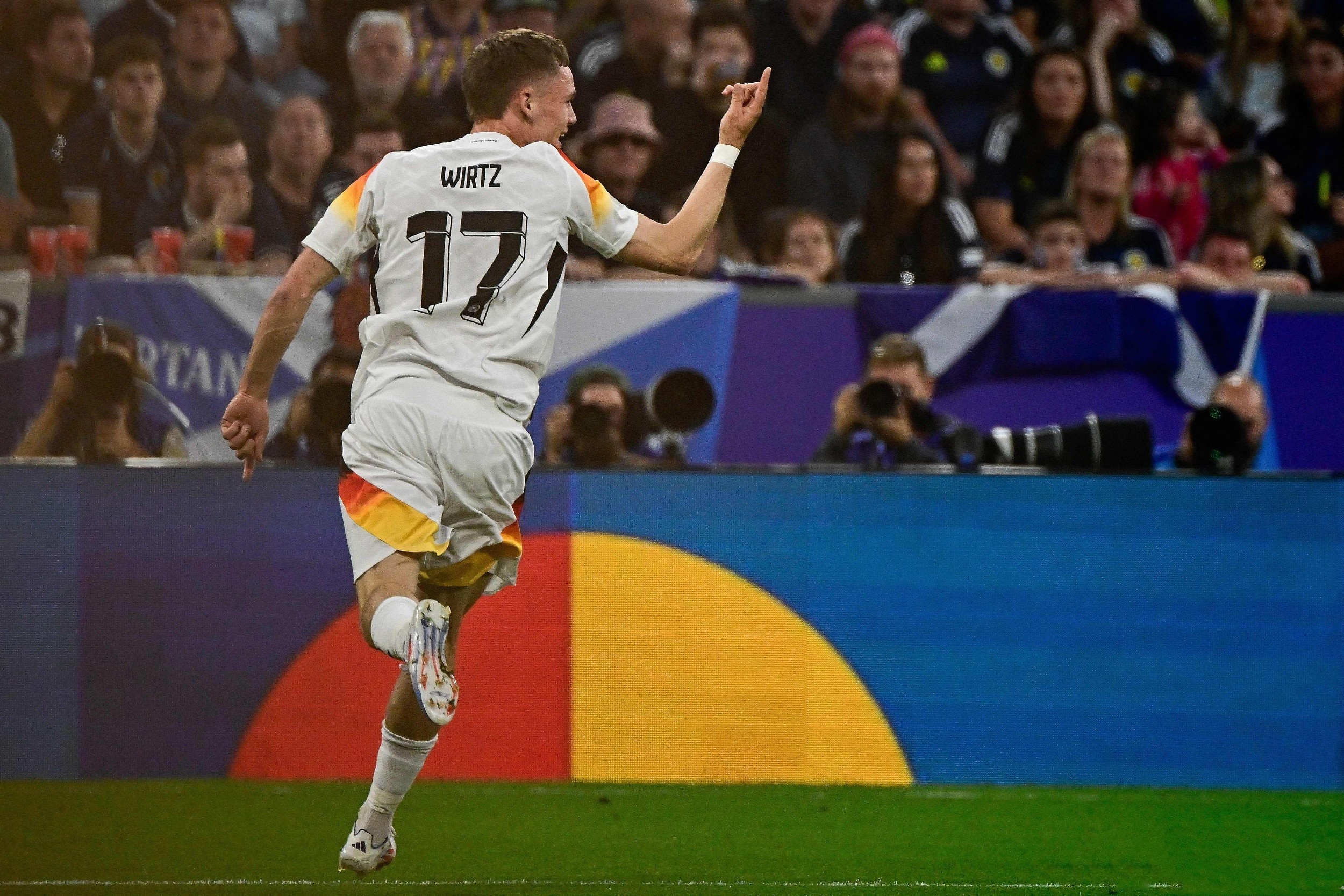 开云体育中国-包含秘鲁爆冷曼联,格拉利什完成帽子戏法的词条