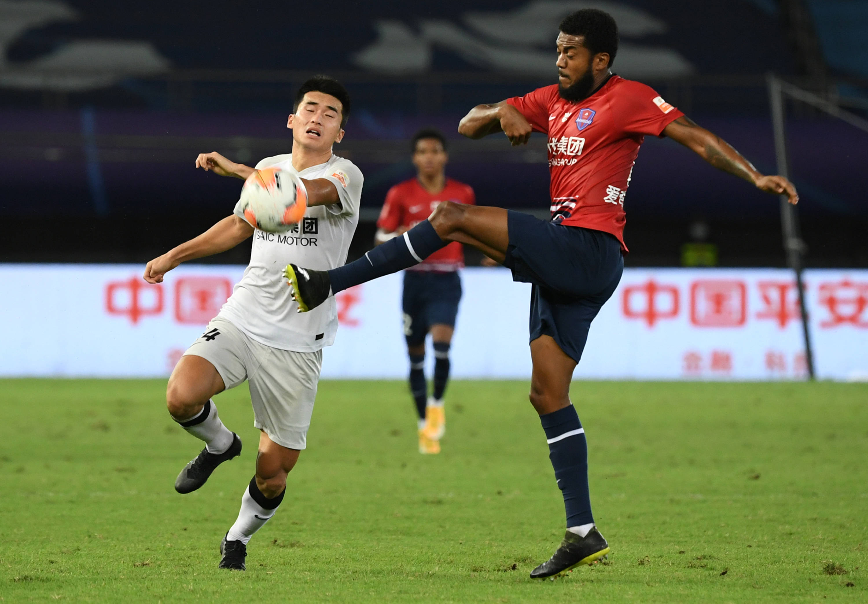 上港球员连续传球,组织出色进攻战术 上港球员连续传球,组织出色进攻战术