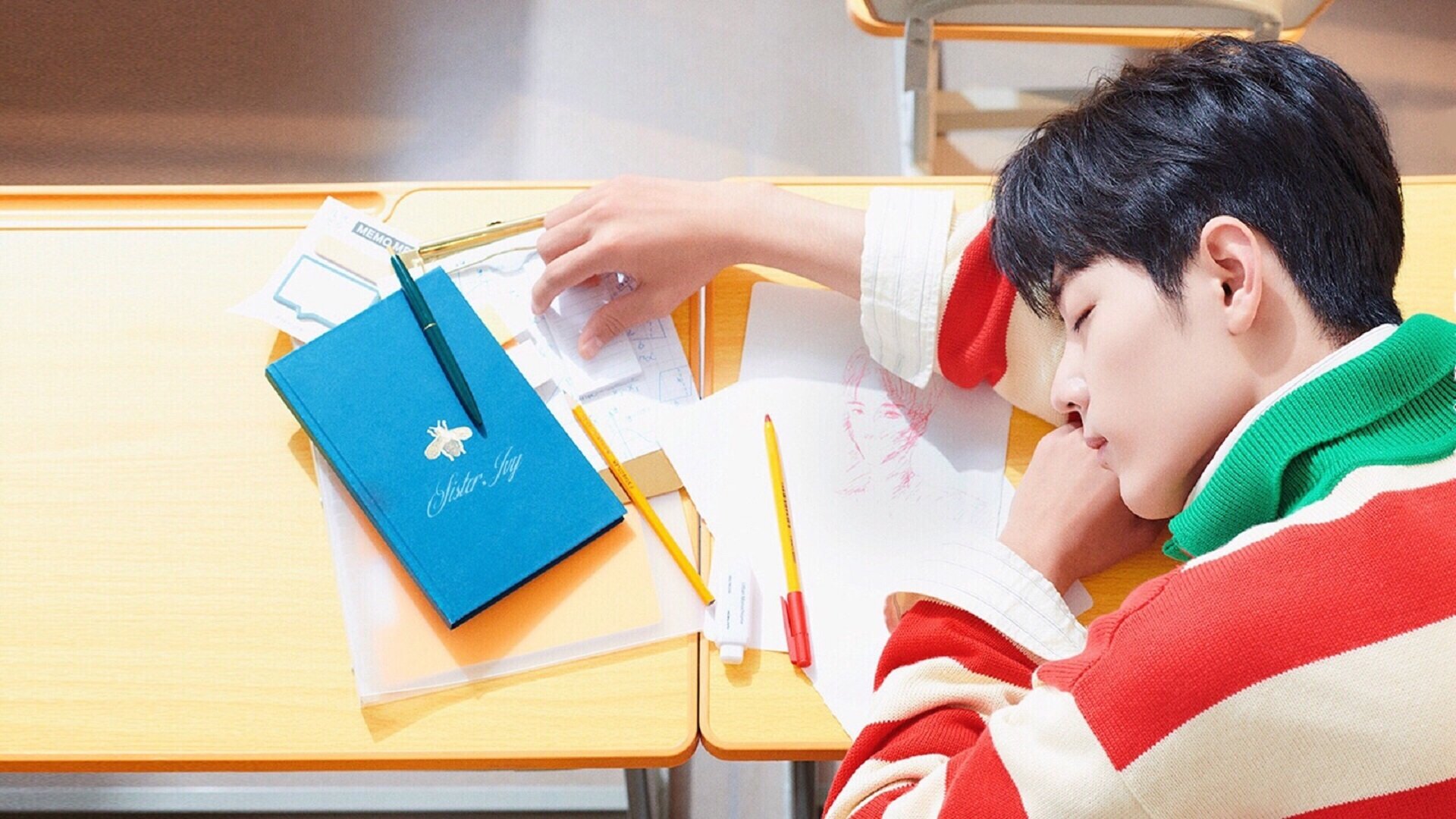 开云平台-巨星闪耀与团队鏖战,足球世界的两极叙事