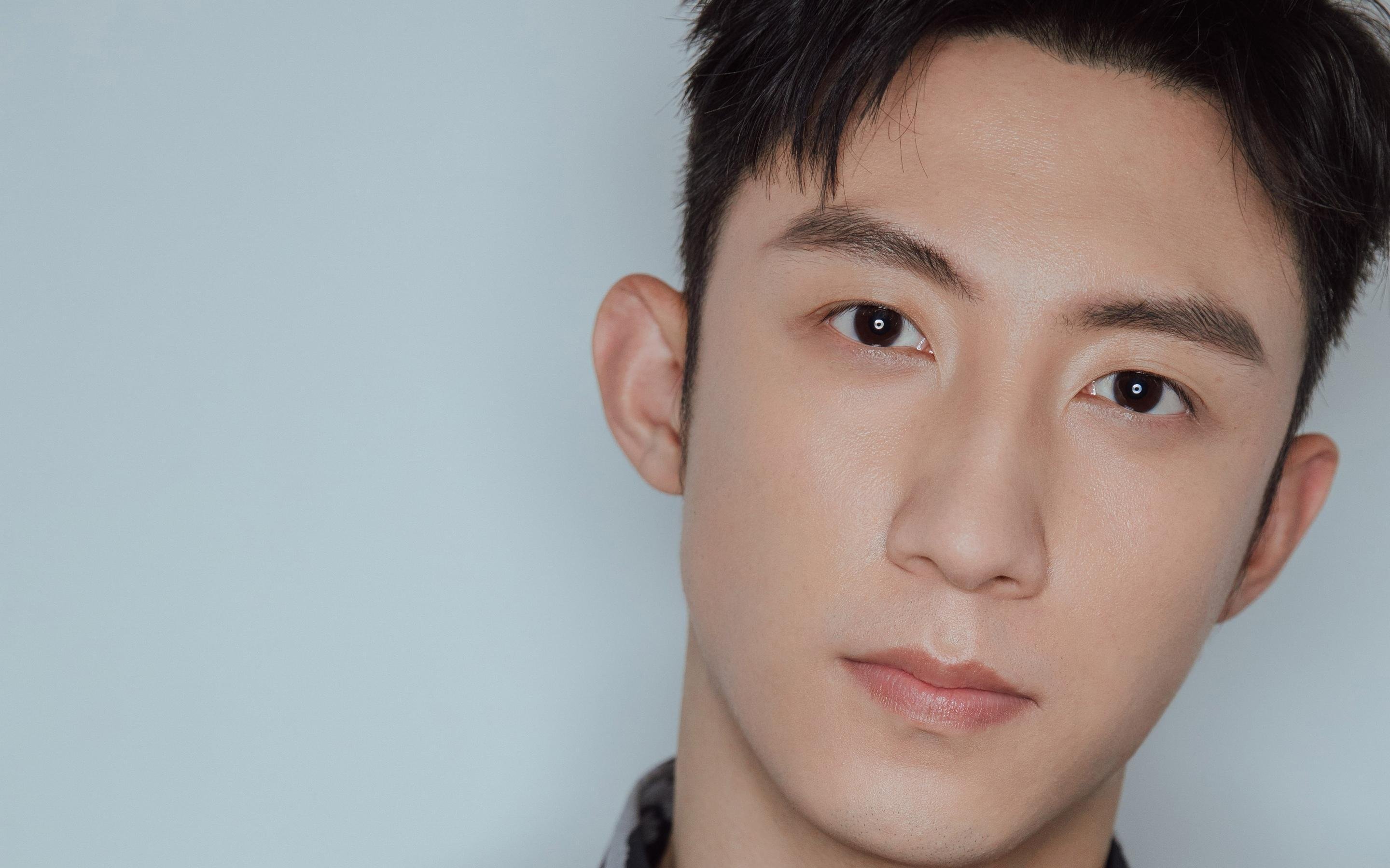 布克关键回合不手软，北京队险胜活塞展现国际篮球风采