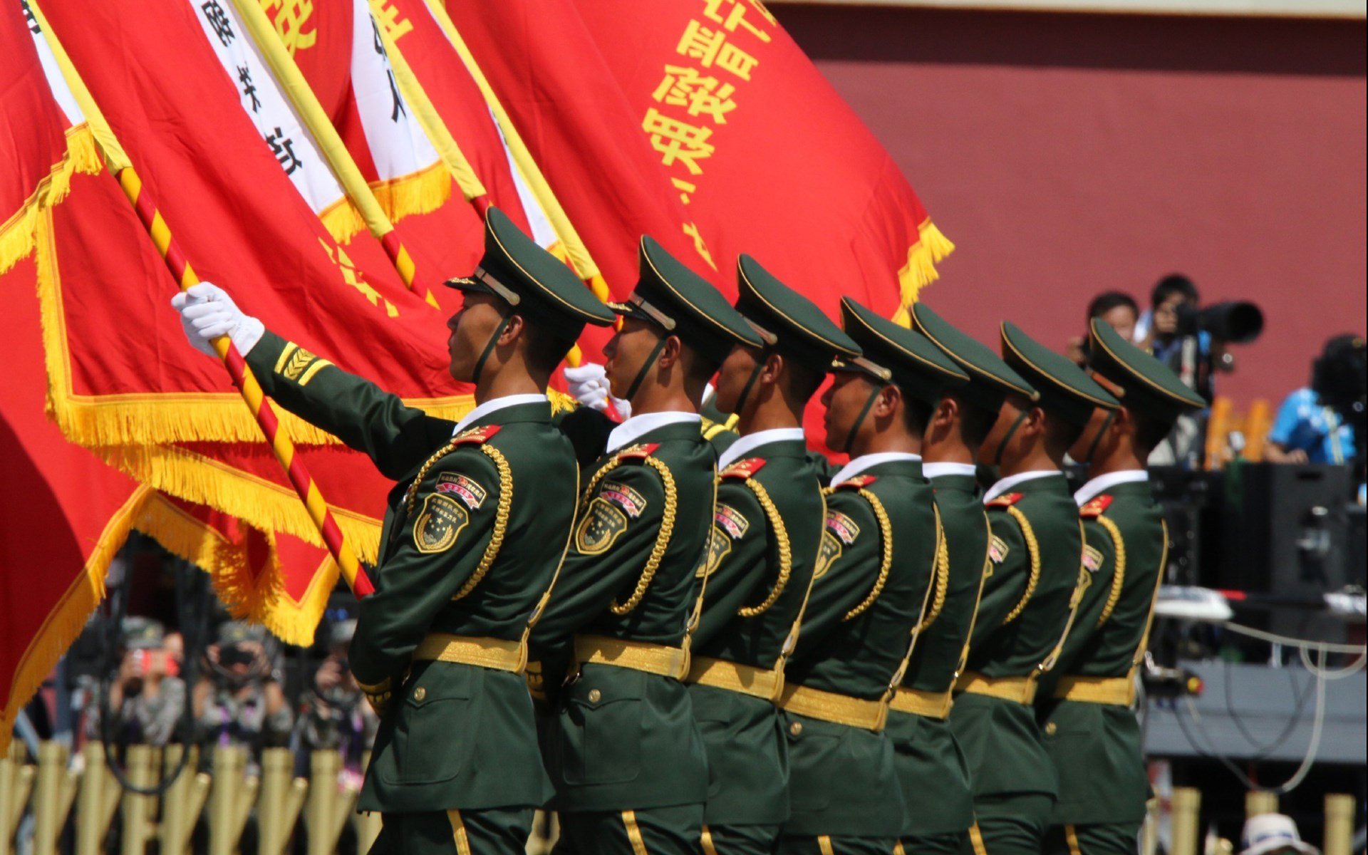 开云体育官网-爱德华兹主宰全场，个人英雄主义的光辉与爵士挺进下一轮的密码